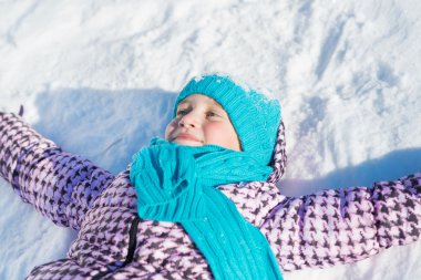 kar üzerinde yatan kız