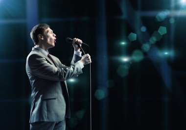 işadamı mikrofon ile