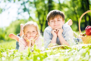 Çocuklar Parkta piknik