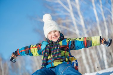 Küçük sevimli çocuk sürme kızak