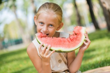 Karpuz dilimi ile çocuk