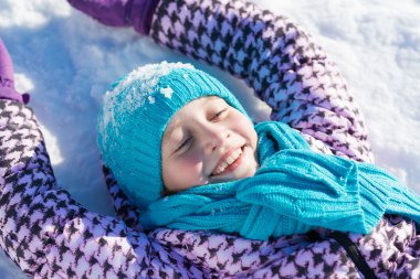 kar üzerinde yatan kız