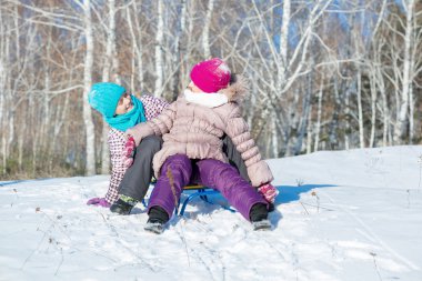 İki sevimli kız eğleniyor