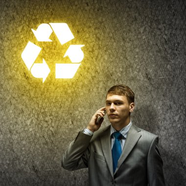 Cep telefonu ve geri dönüşüm sembolü ile işadamı