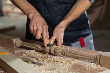 Kesici ile iş yerinde bir marangoz