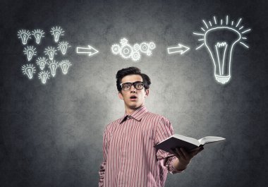 Casual adam elinde kitapla