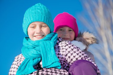 İki sevimli kız eğleniyor