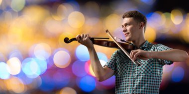 keman çalan müzisyen