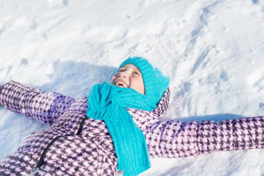 kar üzerinde yatan kız
