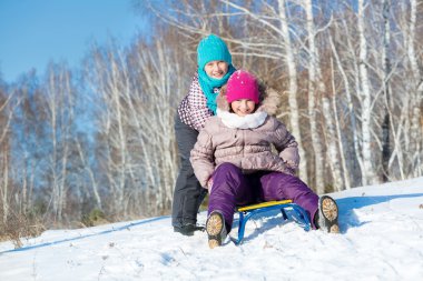 İki sevimli kız eğleniyor