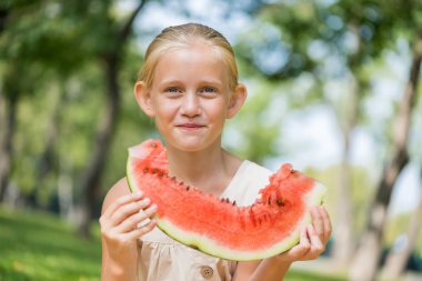Karpuz dilimi ile çocuk
