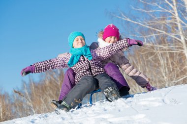İki sevimli kız eğleniyor