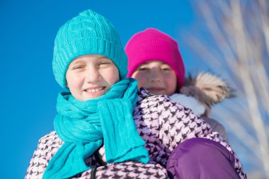 İki sevimli kız eğleniyor