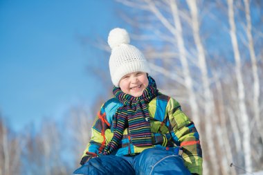 Küçük sevimli çocuk sürme kızak