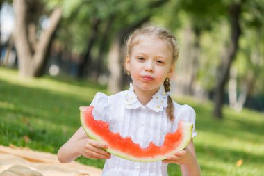 Karpuz dilimi ile çocuk