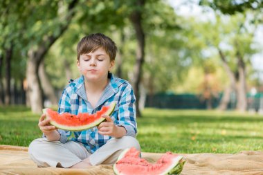 Sevimli çocuk sulu karpuz yeme