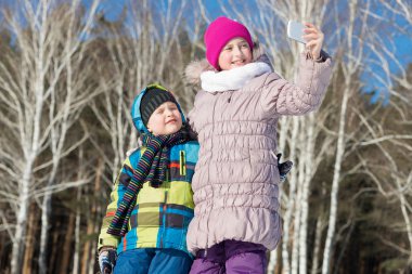 Selfie fotoğraf yapma iki mutlu çocuk