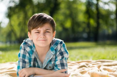Çocuk battaniye var yalan ve kitap okuma