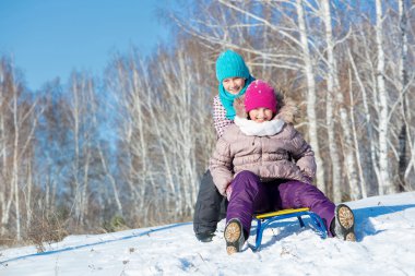 İki sevimli kız eğleniyor