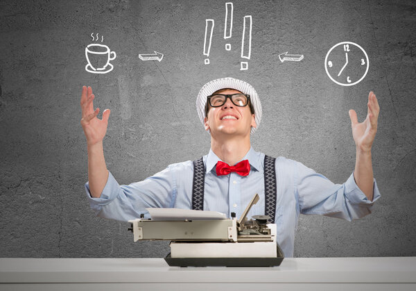 Человек-писатель с печатной машиной
