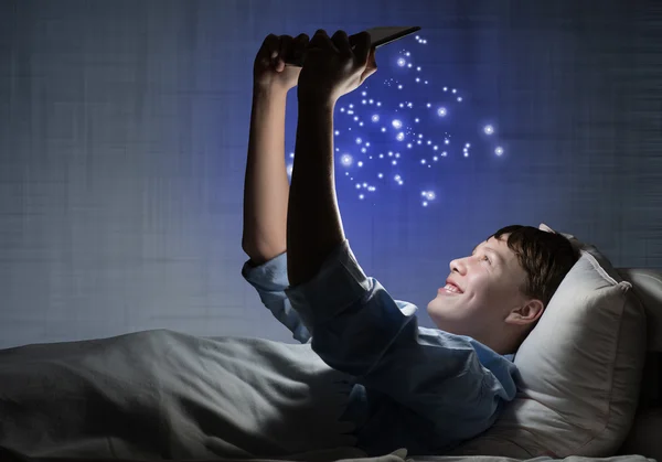 Teenager Reading in bed — Stock Photo, Image