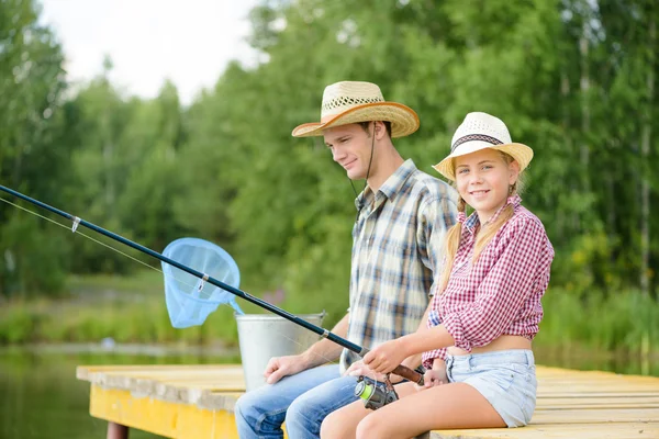 Father and daughter summer fishing — Stock Photo, Image