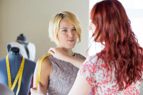 Dressmaker al lavoro — Foto Stock