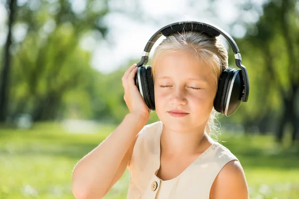 Fille appréciant la musique — Photo