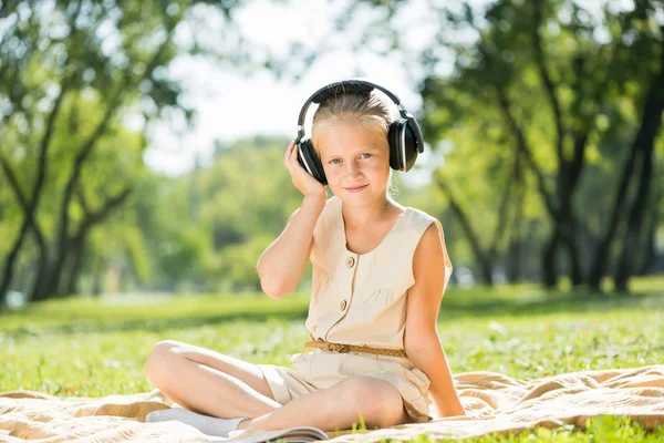 Girl enjoying music — Stock Photo, Image