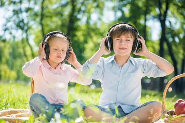 Children enjoying music — Stock Photo, Image