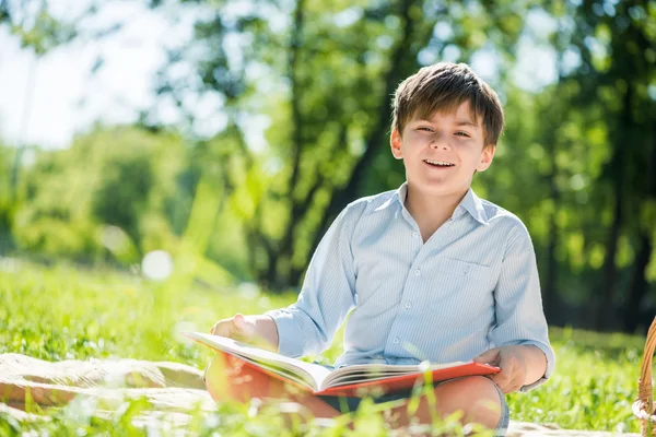 Boy v letním parku — Stock fotografie