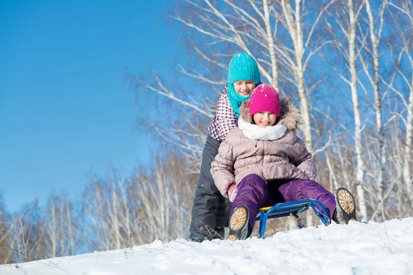 Twee leuke meisjes plezier — Stockfoto