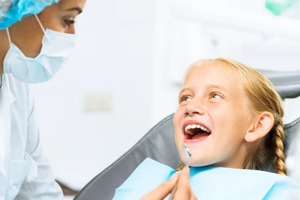 Dentista a inspecionar paciente — Fotografia de Stock