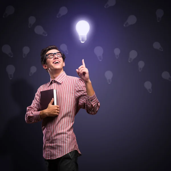 Joven sosteniendo un libro — Foto de Stock