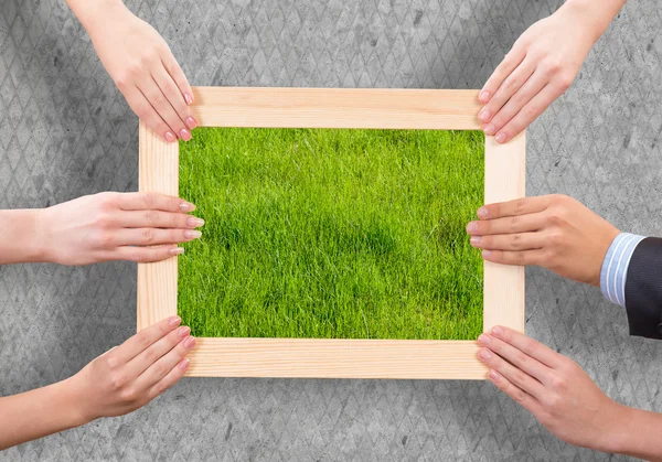 Träram med gräs — Stockfoto