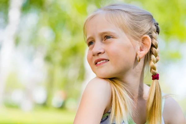 Menina sorridente em um parque — Fotografia de Stock