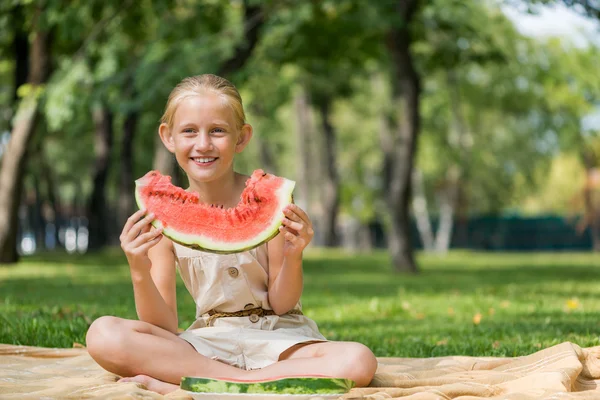 Kind mit Wassermelonenscheibe — Stockfoto