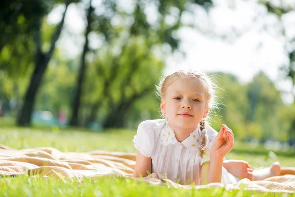 Menina desfrutando de verão — Fotografia de Stock