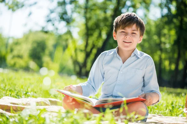 Ragazzo nel parco estivo — Foto Stock