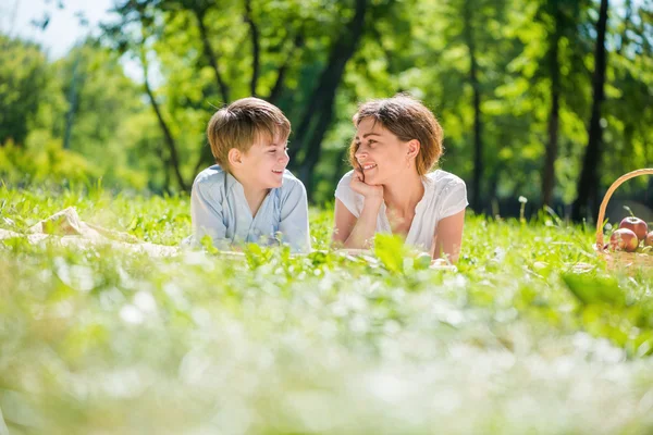 Familie in zomer park — Stockfoto