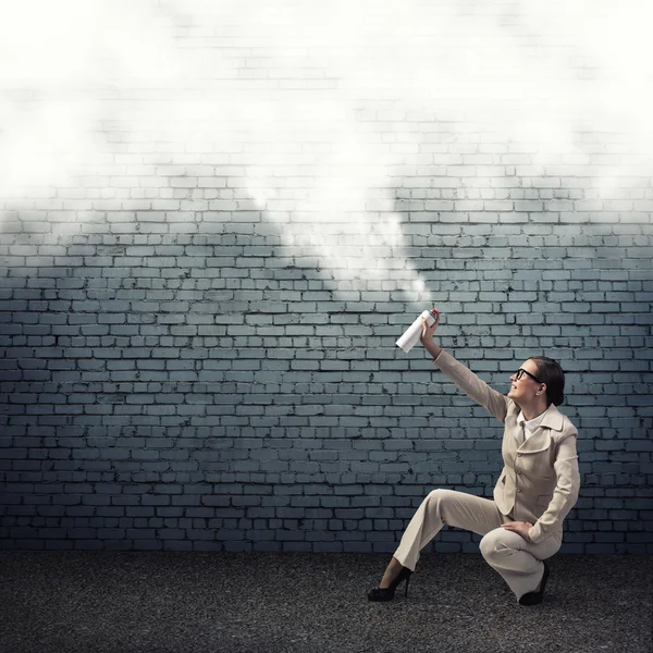 Mujer usando spray — Foto de Stock