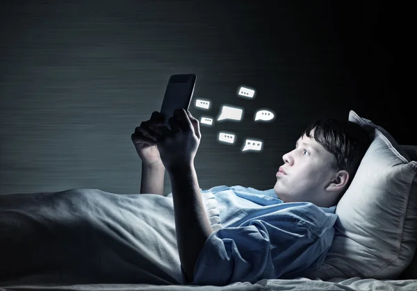 Teenager Reading in bed — Stock Photo, Image