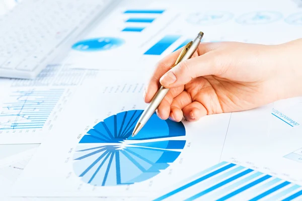 Hand pointing to the financial growth chart — Stock Photo, Image