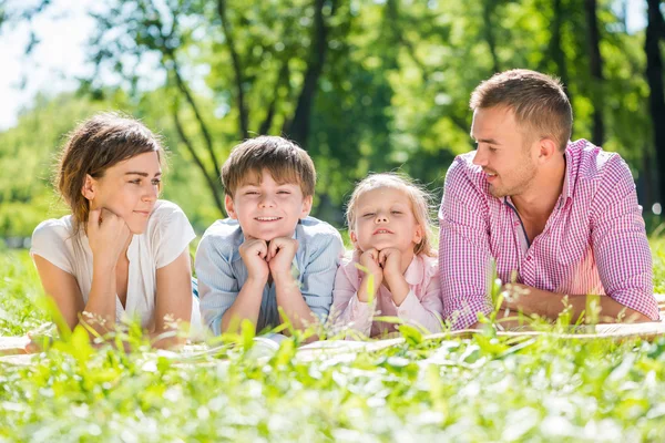 Weekend met familie in park — Stockfoto