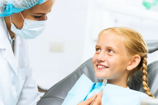 Dentista a inspecionar paciente — Fotografia de Stock