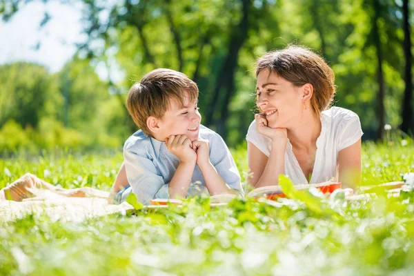 Famille au parc d'été — Photo