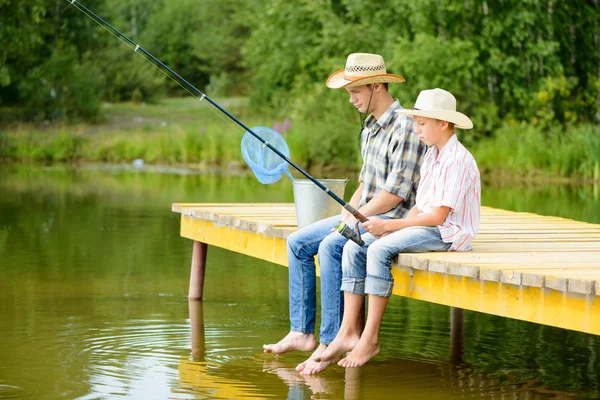 Padre e hijo. Pesca de verano —  Fotos de Stock