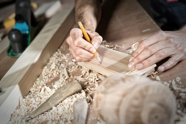 Timmerman op het werk. Close-up — Stockfoto