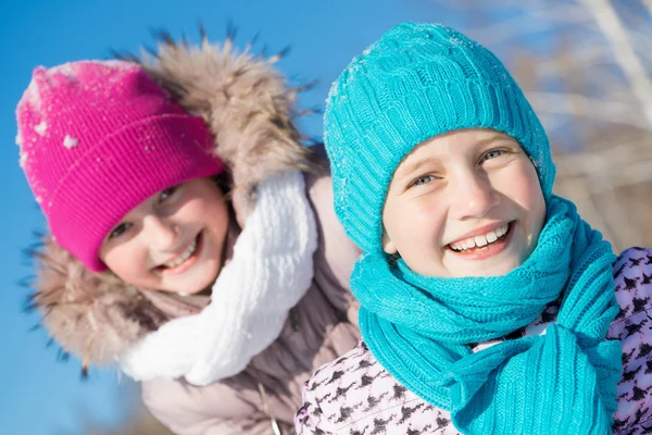 Twee leuke meisjes plezier — Stockfoto