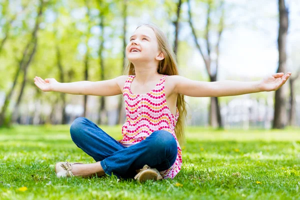 Retrato de uma menina em um parque — Fotografia de Stock